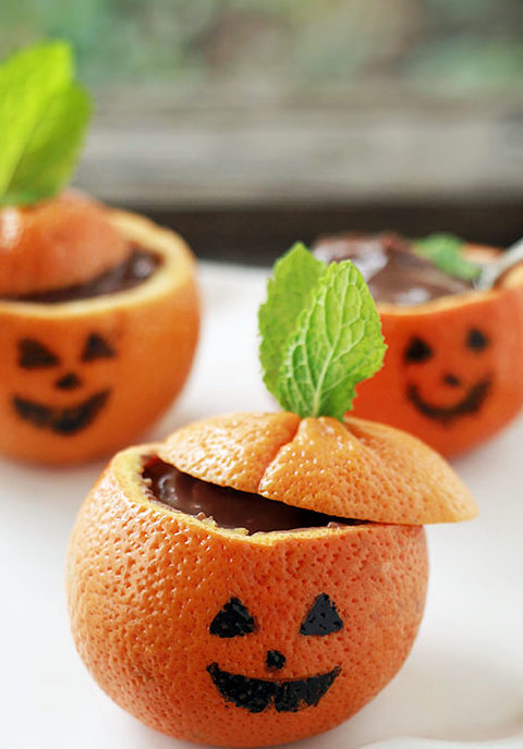 Recette de petites têtes de monstres orange & noir : les clémentines déguisées en citrouille, fourrées à la mousse au chocolat !
