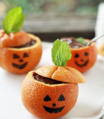 Recette de petites têtes de monstres orange & noir : les clémentines déguisées en citrouille, fourrées à la mousse au chocolat !