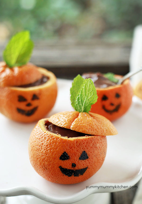 Petits monstres d'Halloween : les clémentines déguisées en citrouille fourrées de mousse au chocolat 
