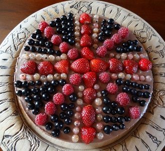 gateau à la mousse de chocolat et fruits rouge