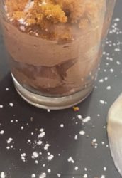 Mousse au chocolat traditionnelle onctueuse: recette facile, rapide et économique