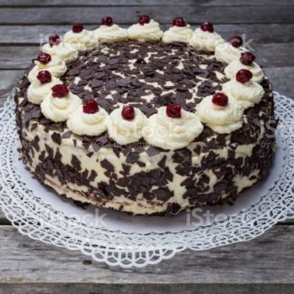 Gâteau entremet traditionnel et bien connu : la forêt noire au chocolat et à la cerise !