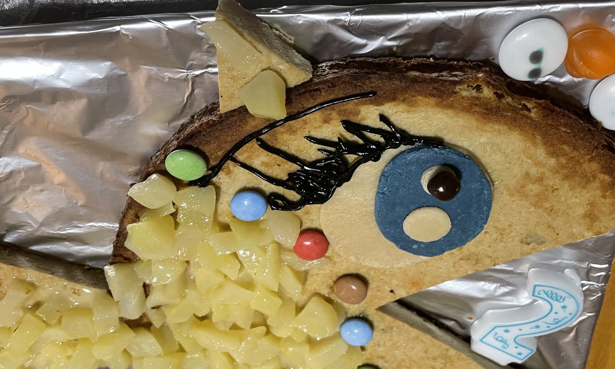Décoration et recette gâteau d'anniversaire d'enfant ou bébé en forme de poisson (sans sucre)
