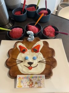 Technique de préparation et décoration pour réaliser un gateau d'anniversaire en tête de lapin facilement 