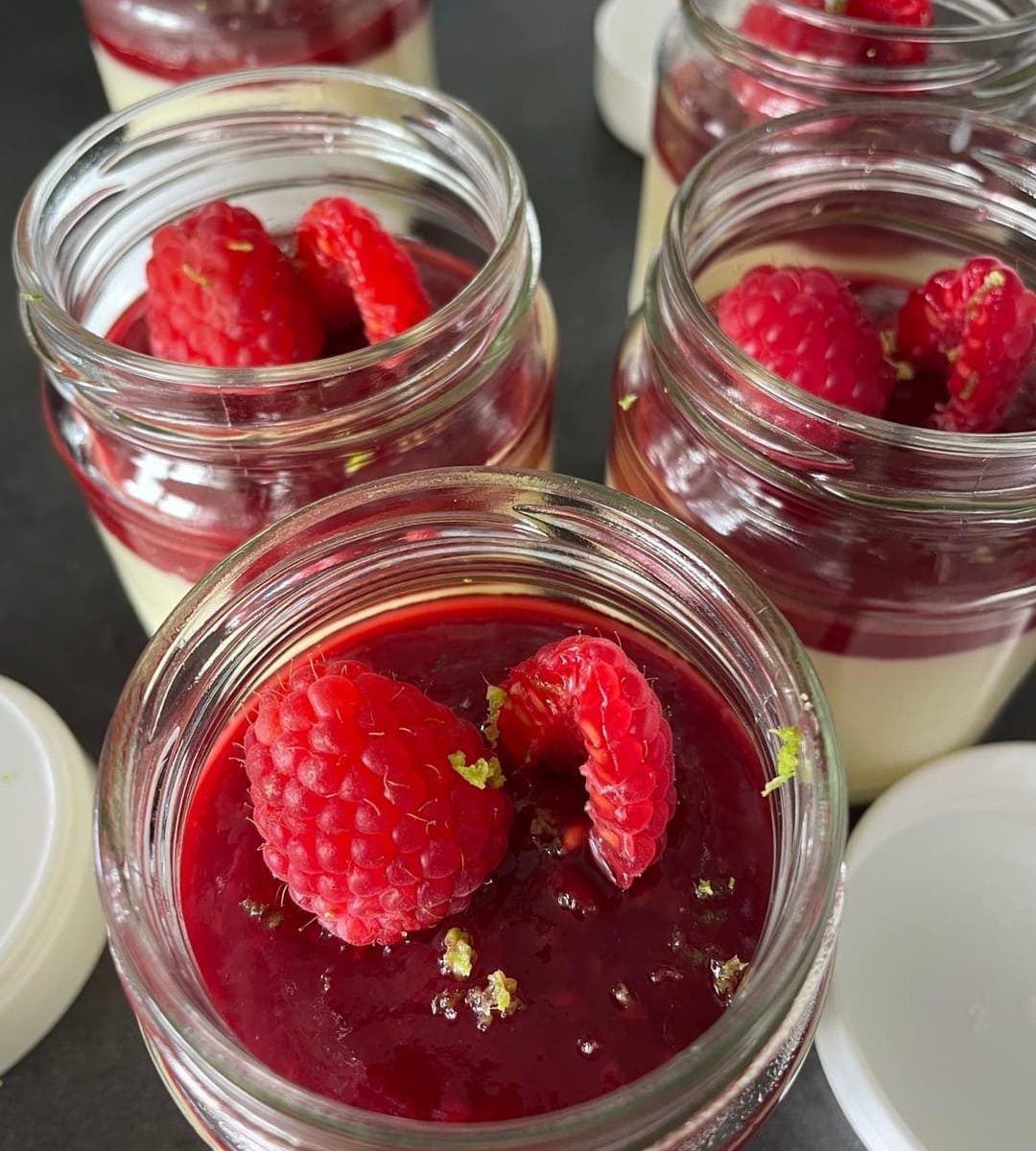 Panna cotta légère vanille et coulis de framboise